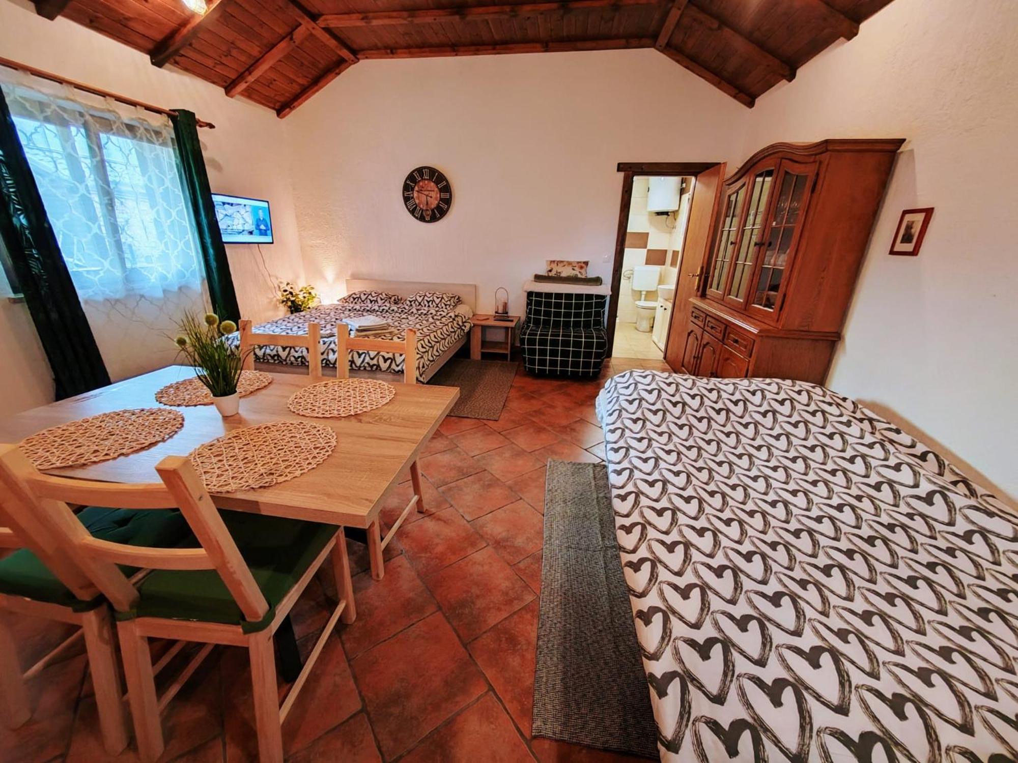 Studio Apartman Buteo Jastrebarsko Luaran gambar
